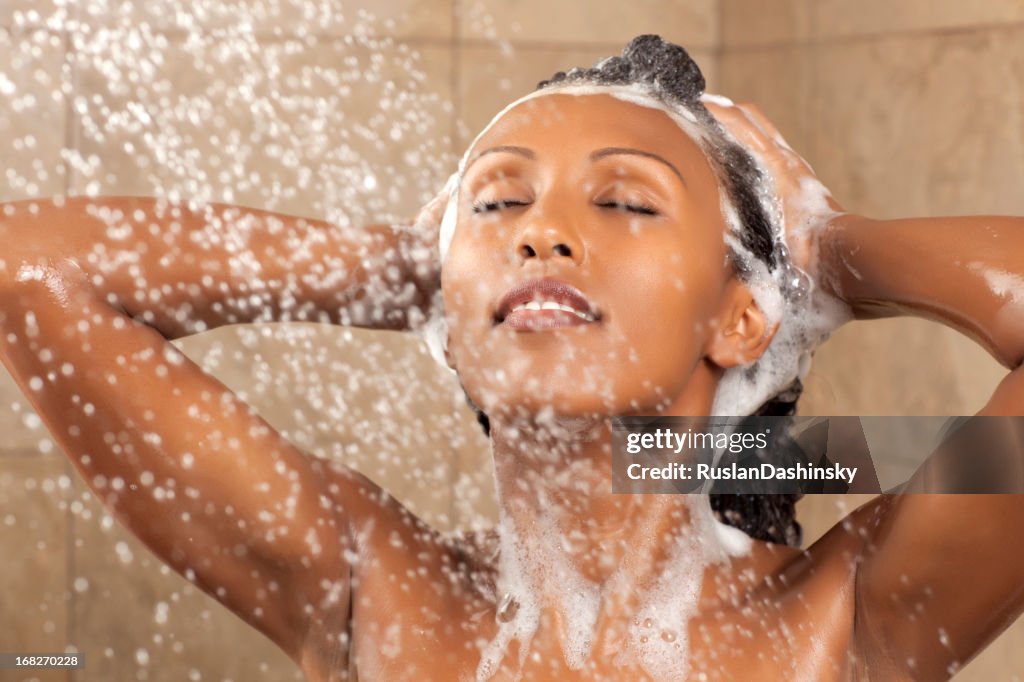 Jolie femme prenant une douche séparée.