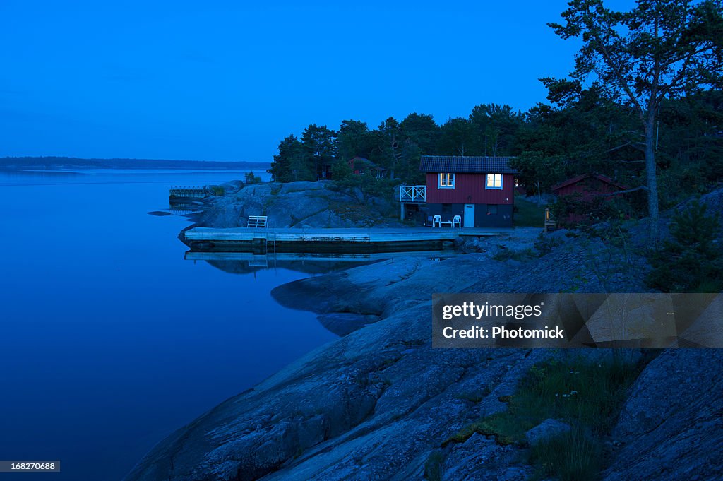 Rosso cottage nell'arcipelago subito dopo il tramonto