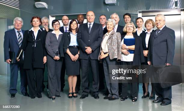 grupo de empresarios posando - business team portrait fotografías e imágenes de stock