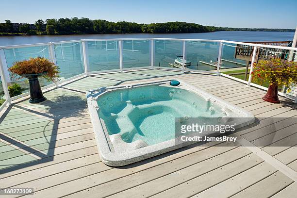 ampia vasca idromassaggio spa con vista sul mare - parapetto caratteristica architettonica foto e immagini stock