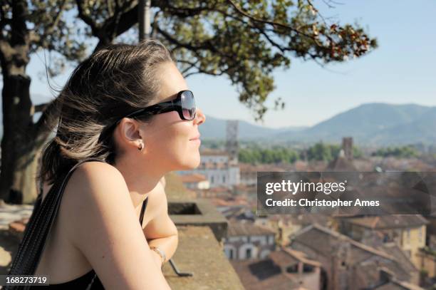 touristen genießen den blick vom torre dei guinigi - lucca stock-fotos und bilder