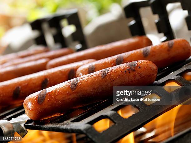 hotdogs su un grill all'aperto - sausage sizzle foto e immagini stock