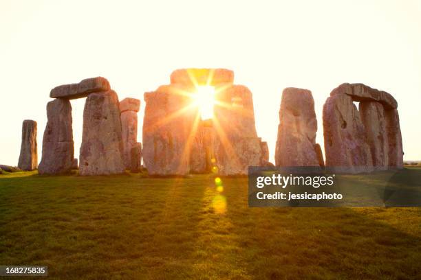 dramatic sunset at stonehenge horizontal - midsommar stock pictures, royalty-free photos & images