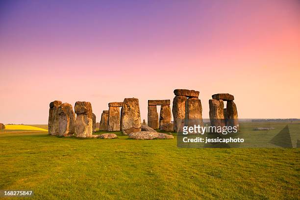 abenddämmerung in stonehenge in den frühling - stonehenge stock-fotos und bilder