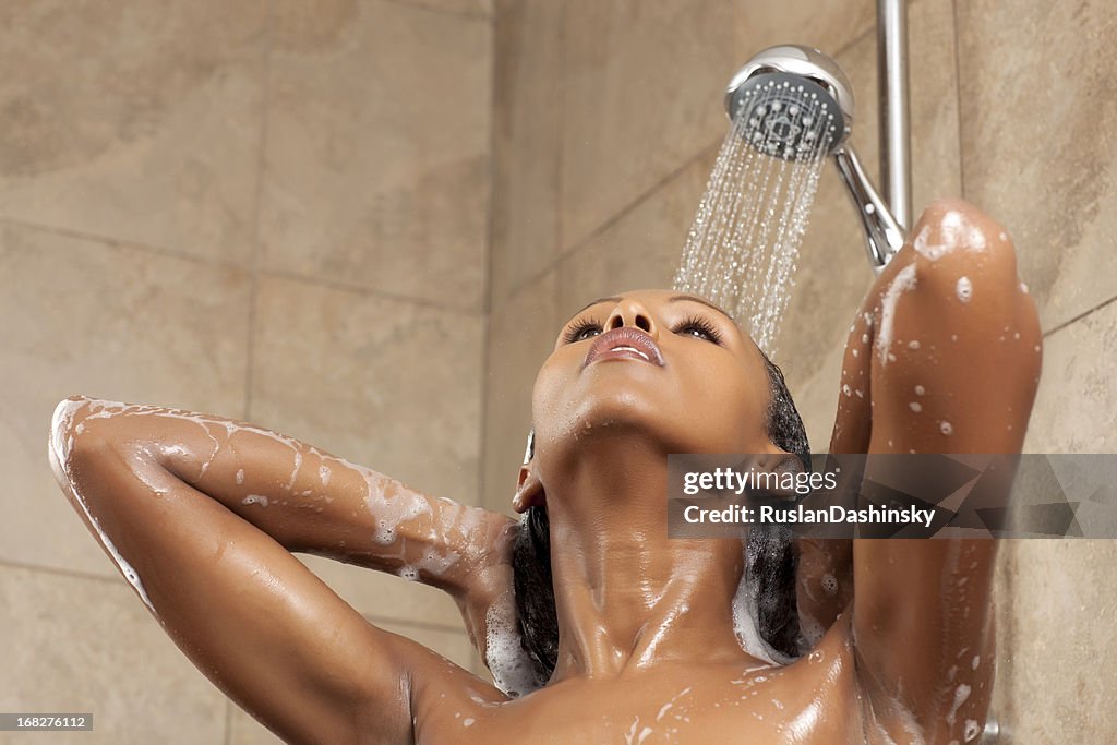 Mujer joven con una ducha independiente.