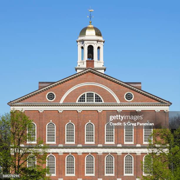 faneuil hall - ontmoetingshuis stockfoto's en -beelden