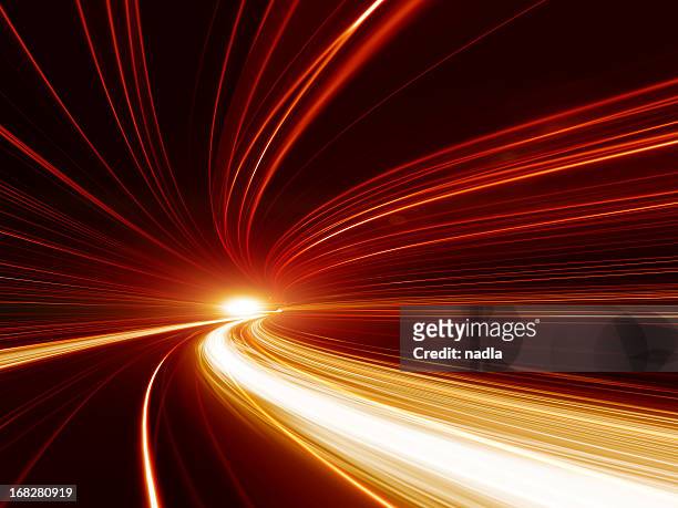 abstrakte geschwindigkeit bewegung im autobahn-tunnel - trennungslinie stock-fotos und bilder