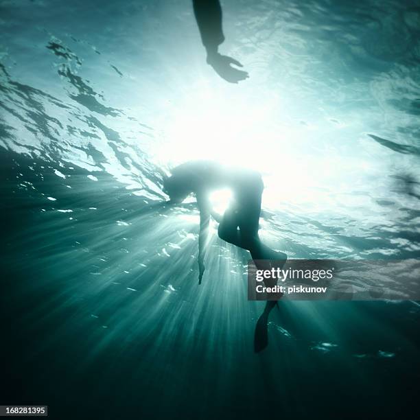 young woman fall into deep water - drowning girl stockfoto's en -beelden