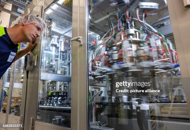 September 2023, Saxony, Leipzig: Stephan Roelen, plant manager, supervises the "filler and crimper" at Beiersdorf's new plant. The Hamburg-based Dax...