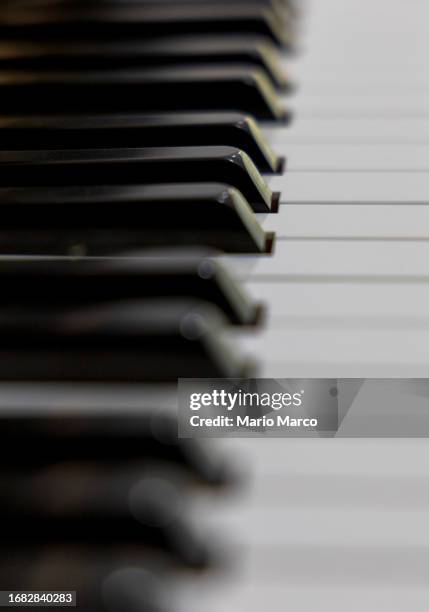 close-up of piano keyboard - musica clássica imagens e fotografias de stock