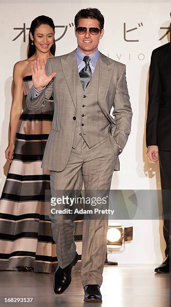 Tom Cruise waves to the fans at the 'Oblivion' Japan Premiere at Roppongi Hills on May 8, 2013 in Tokyo, Japan. The film will open on May 31 in Japan.