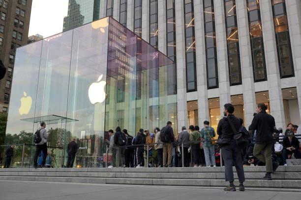 NY: New Apple Products Go On Sale At Fifth Avenue Store