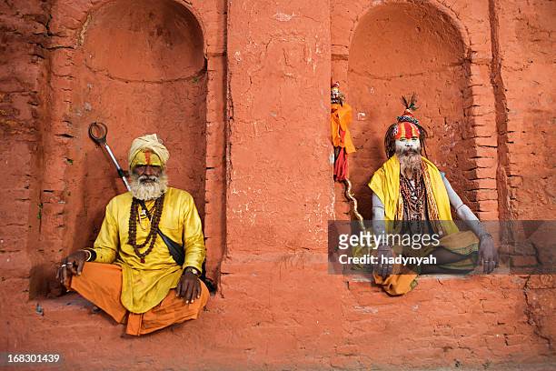 sadhu-indianer holymen sitzt im tempel - yogi stock-fotos und bilder