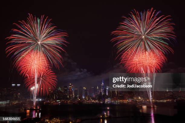 di new york city sincronizzati fuochi d'artificio - new york stato foto e immagini stock