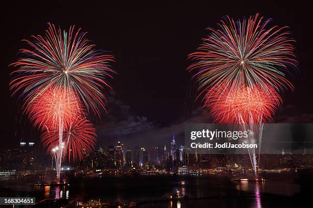 new york city syncronized fireworks - new years eve new york city stock pictures, royalty-free photos & images