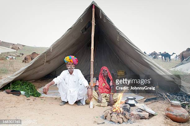 alter indischer tribal paar-pushkar kamel-messe - bedouin stock-fotos und bilder