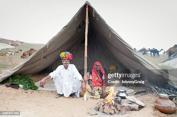 tribal pareja india senior-feria de pushkar - beduino fotografías e imágenes de stock