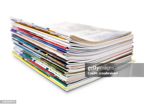 stapel farbe magazine - newspaper stack stock-fotos und bilder