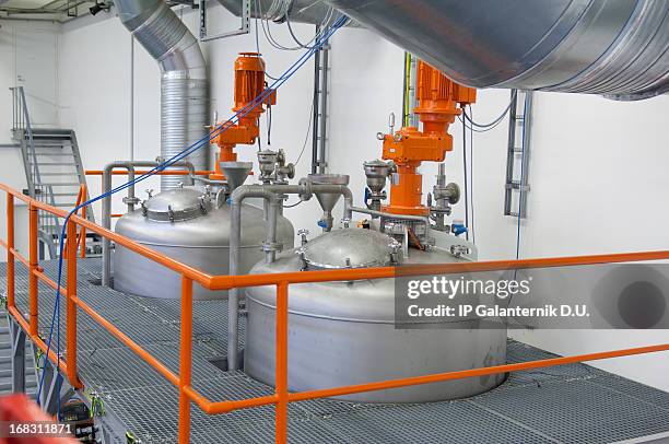 moderne chemiefabrik. havy industrie - storage tank stock-fotos und bilder