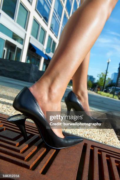 woman's broken high heel shoe trapped in sidewalk grate - woman in broken shoe heel stockfoto's en -beelden