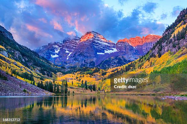 colores otoñales en y lago de maroon bells - white river national forest fotografías e imágenes de stock