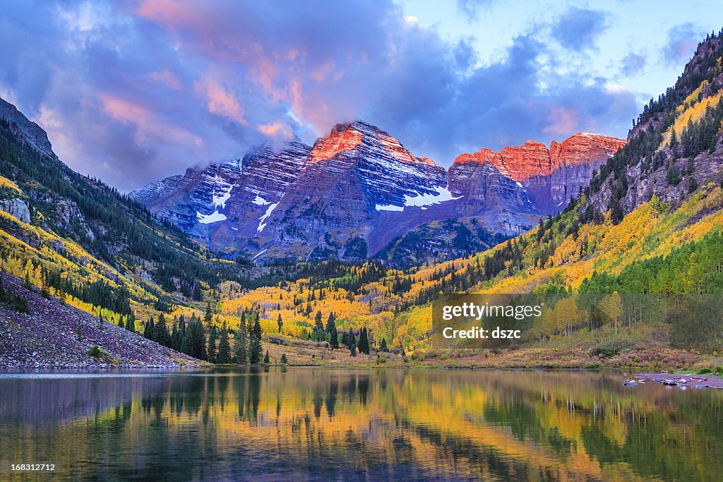 Outono cores do Maroon Bells e o lago