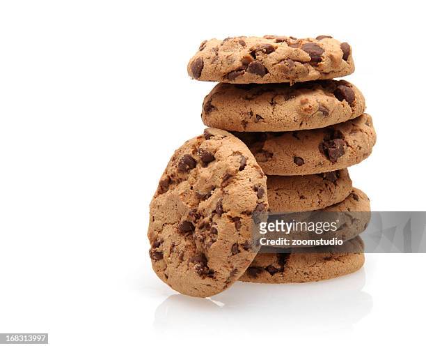chocolate chip cookies stack - biscuit stockfoto's en -beelden