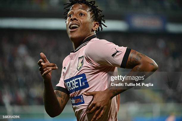 Abel Hernandez of Palermo celebrates after scoring the second equalizing goal during he Serie A match between US Citta di Palermo and Udinese Calcio...