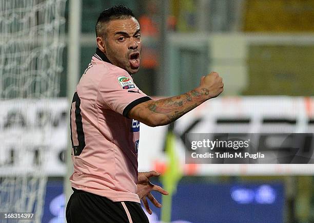 Fabrizio Miccoli of Palermo celebrates after scoring the equalizing goal during he Serie A match between US Citta di Palermo and Udinese Calcio at...