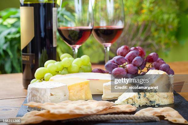 wein und käseplatte - cheese wine stock-fotos und bilder