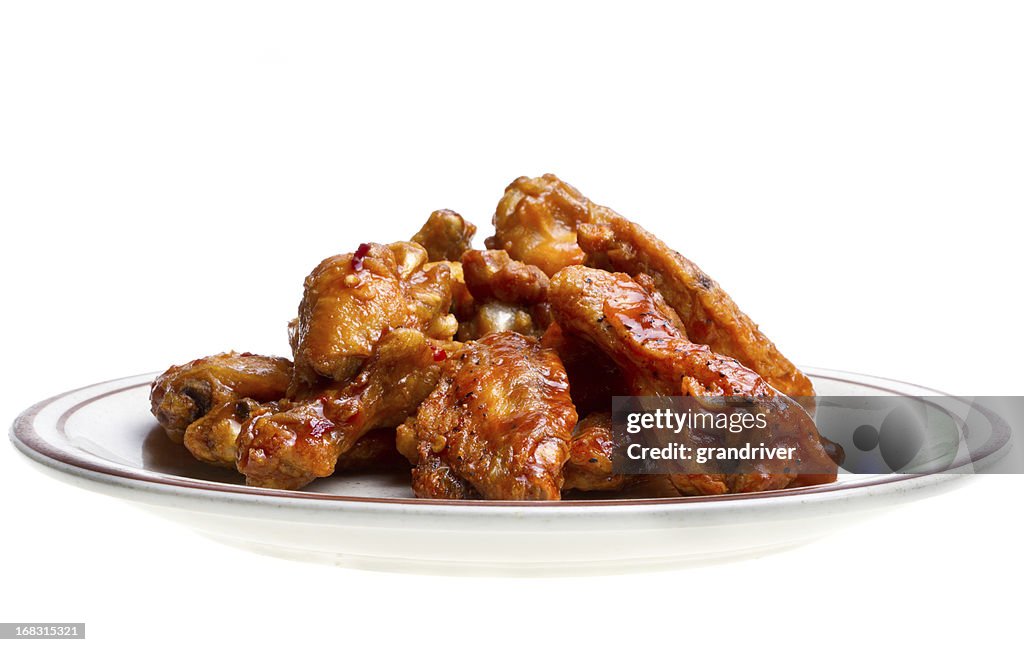 Asas de frango isolada no branco