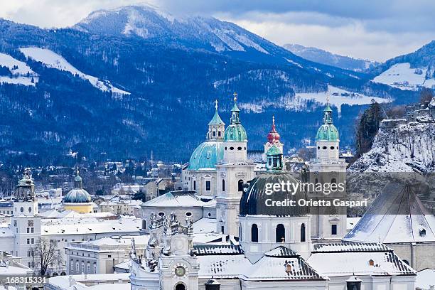 steeples e cupole di salisburgo - salzburg winter foto e immagini stock