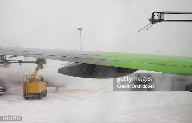 de-icing airplane - de ices stock pictures, royalty-free photos & images