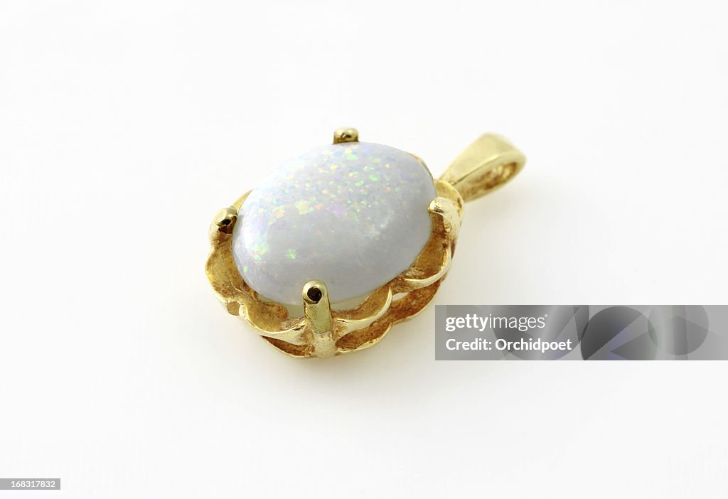 Opal con pendente in oro