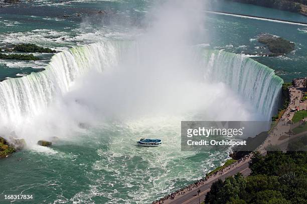 mist coming off of niagara falls - horseshoe falls stock pictures, royalty-free photos & images