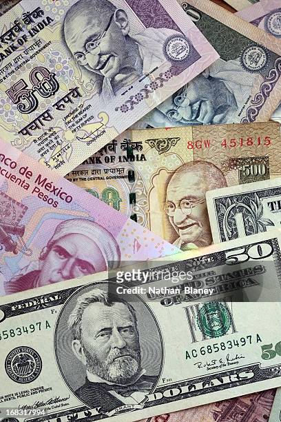 world currency - american dollar to indian rupee stockfoto's en -beelden
