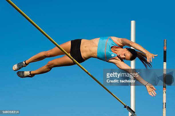 joven atleta saltar sobre el lath - salto con pértiga fotografías e imágenes de stock