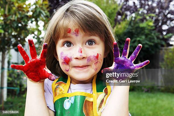 young girl with painted hands and face - 4 girls finger painting 個照片及圖片檔