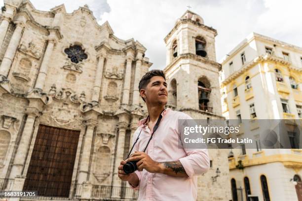 reisender, junger fotograf, mann, bewunderung, havanna, kathedrale, kuba - old havana stock-fotos und bilder