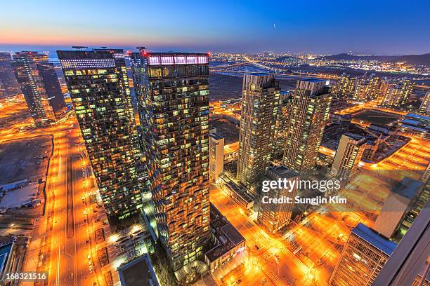 nightscape of coastal city - songdo photos et images de collection