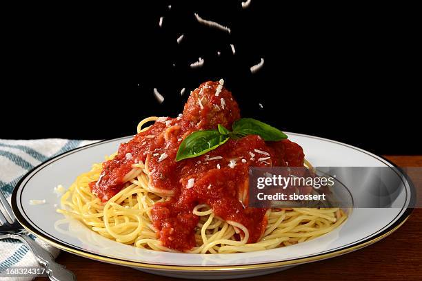 spaghetti con albóndigas - espaguete fotografías e imágenes de stock