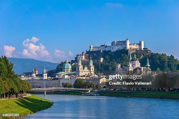 salzburgo en verano - salzburgo fotografías e imágenes de stock