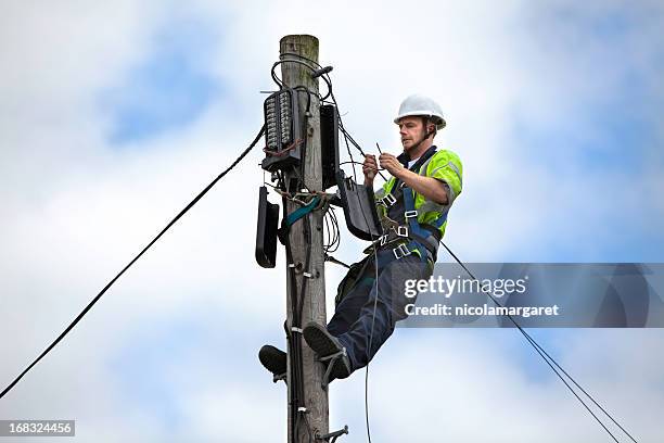 ingeniero de teléfono - cable-de-acero fotografías e imágenes de stock