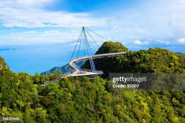 langkawi skybridge scenic vista - ponte de peões imagens e fotografias de stock