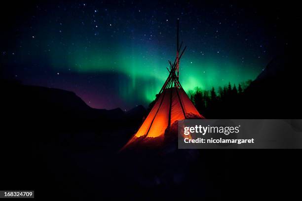 das northern lights aurora - tipi stock-fotos und bilder