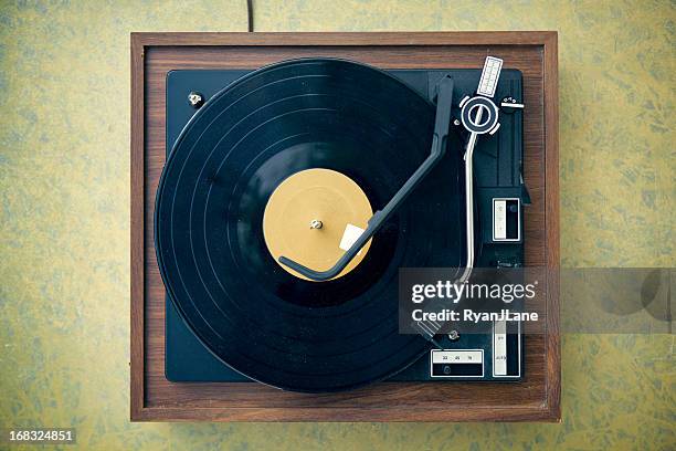 dirty plattenspieler und rekord auf formica hintergrund - turntable stock-fotos und bilder