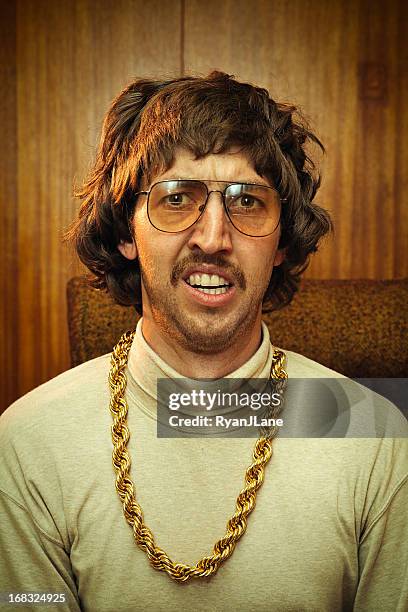 bling retro hombre con bigote - cadena de oro fotografías e imágenes de stock