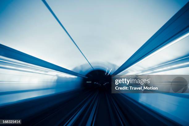 reiten durch eine u-bahn tunnel in paris, frankreich - bahntunnel stock-fotos und bilder