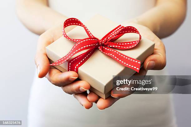 dare un regalo - offering foto e immagini stock