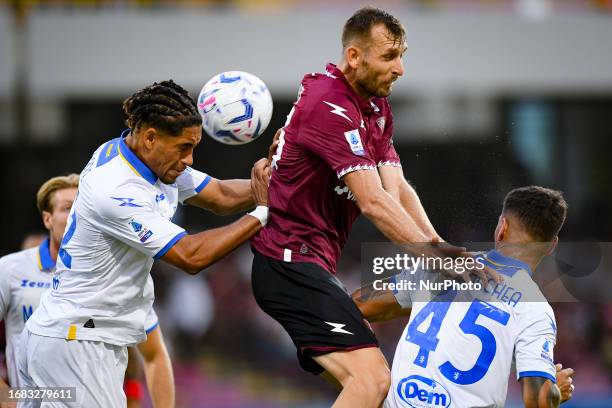 Norbert Gyomber of US Salernitana and Anthony Oyono of Frosinone Calcio jump for the ball during the Serie A match between US Salernitana and...